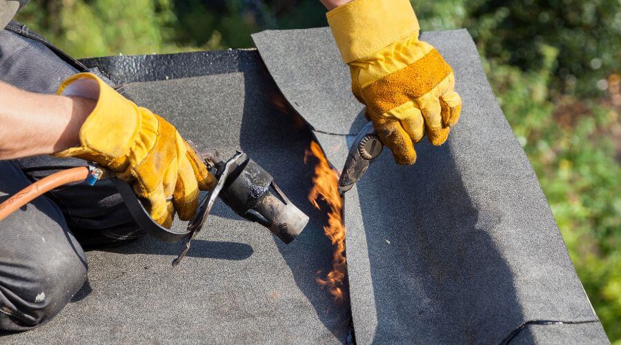 Professional gutter cleaning in Dolton, IL